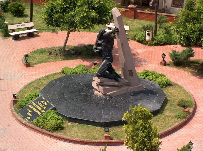 Ceyhan monument (the monument to the memory of the victims of the earthquake)‎